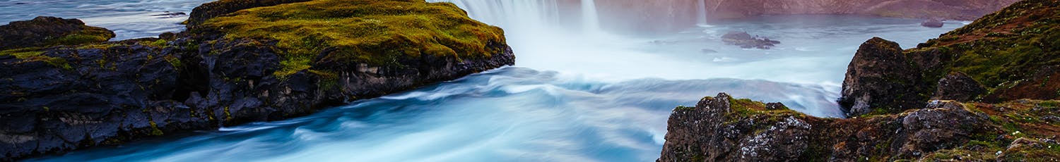 Landskap fotografert med vidvinkel ved solnedgang